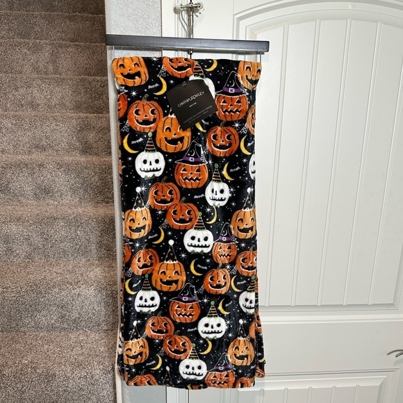 Cynthia Rowley Oversized Halloween Throw Pumpkins Jack-o'-lanterns 60x70 Blanket - Picture 1 of 4